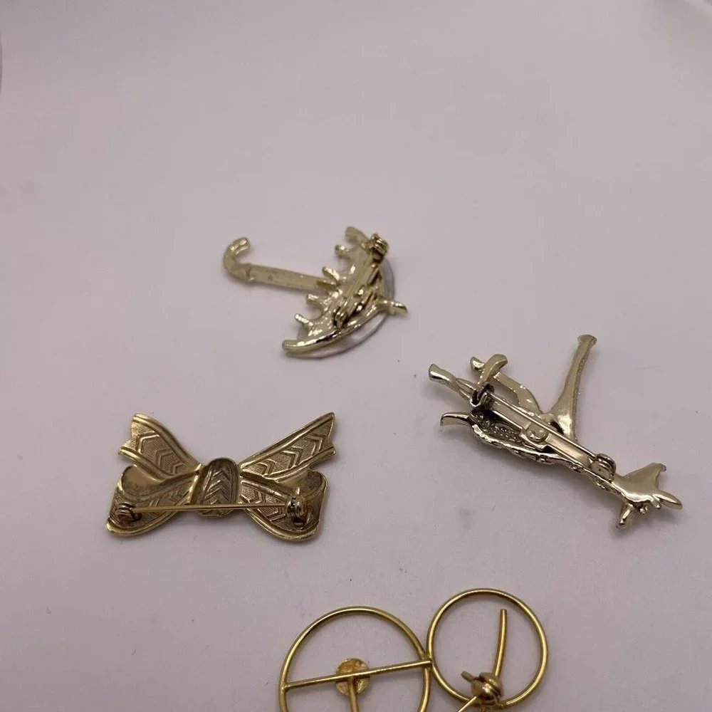 Lot Of 4 Women’s Gold Tone Brooch Pins Metal Bike, Giraffe, Umbrella, Bow - Picture 8 of 11